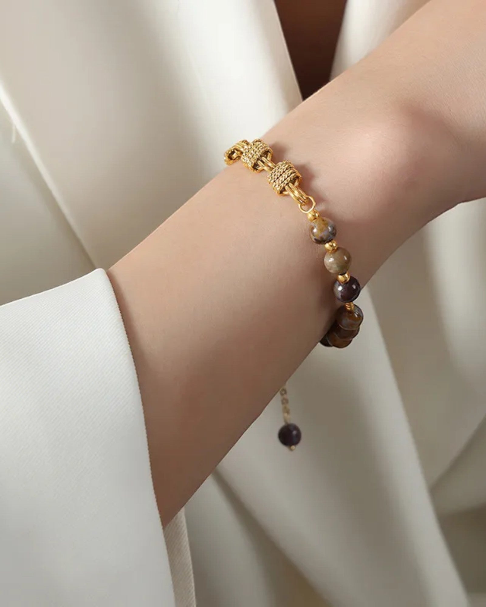 Odonata elegant gold-plated bracelet with agate and freshwater pearls, featuring a lobster clasp and coffee bean chain.