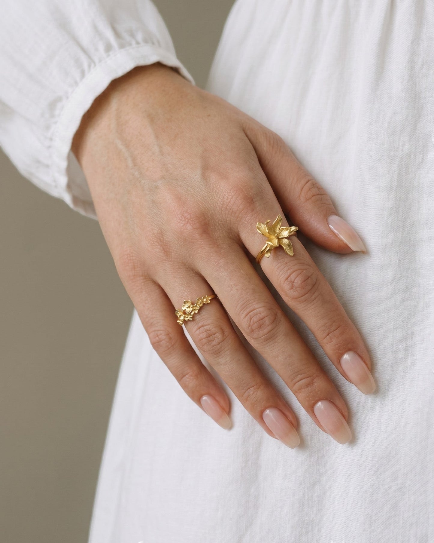 Odonata sculpted flower ring in 18k gold-plated sterling silver with satin finish and double band. Adjustable size.