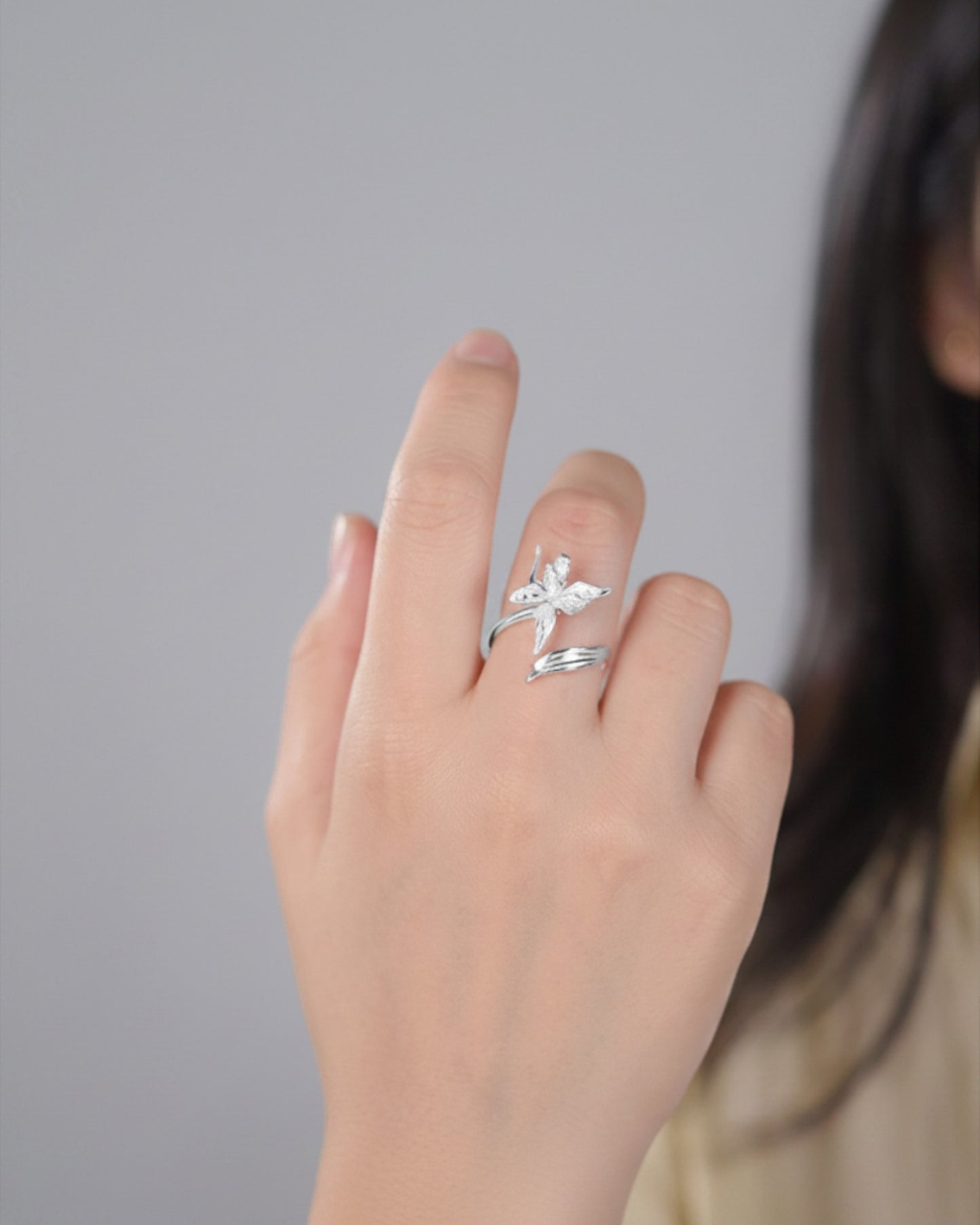 Odonata sculpted flower ring in sterling silver 925, featuring a detailed, matte-finished, large bloom design with a double open band. Adjustable size.