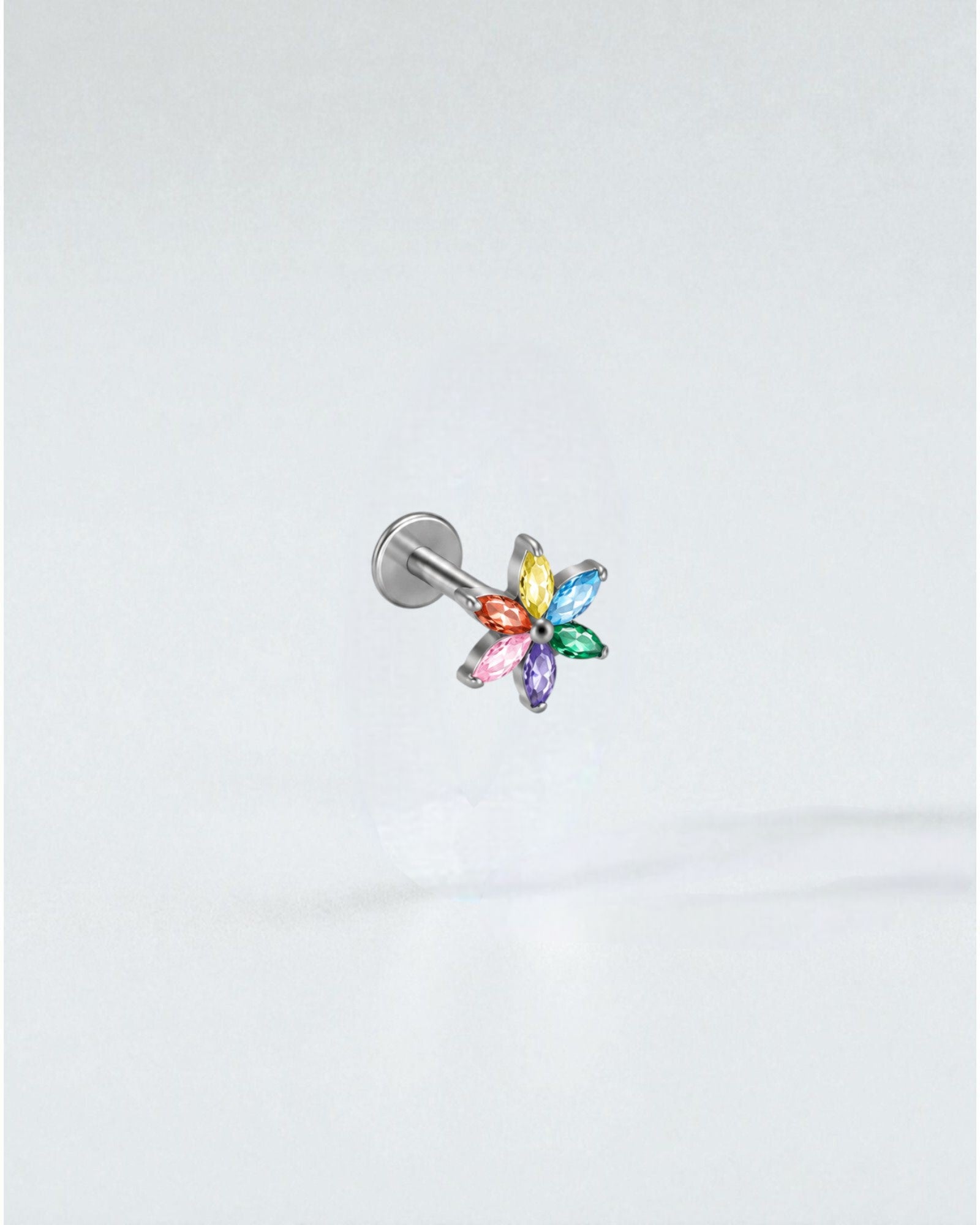 Odonata Stud de titanio plateado con diseño de flor de circonias multicolor y poste flat back.