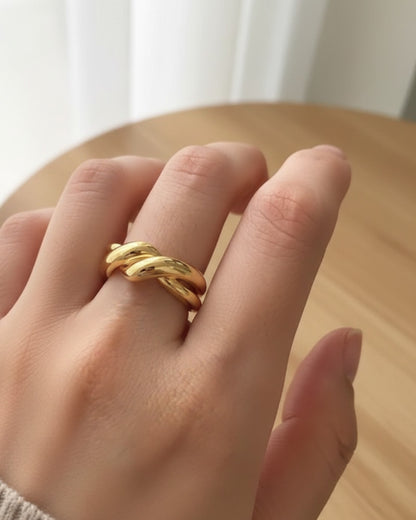 Odonata silver 925 open ring with a twisted double band design and a central organic knot detail. Adjustable size.